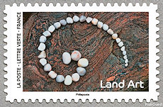 Image du timbre Spirale de galets blanc sur roche