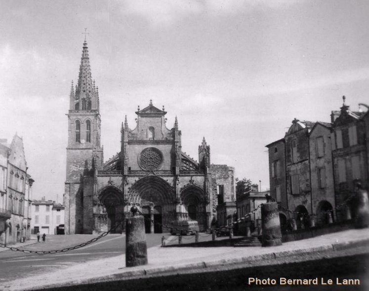 La place de la cathédrale de Bazas en 1958